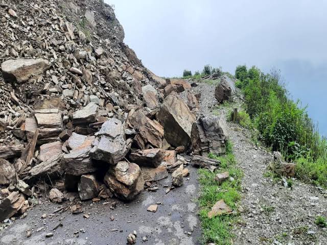 प्रभावितः उत्तराखंड में यहां 22 मोटर मार्ग पर यातायात बाधित, मार्ग बंद होने से सौ के करीब गांव प्रभावित…