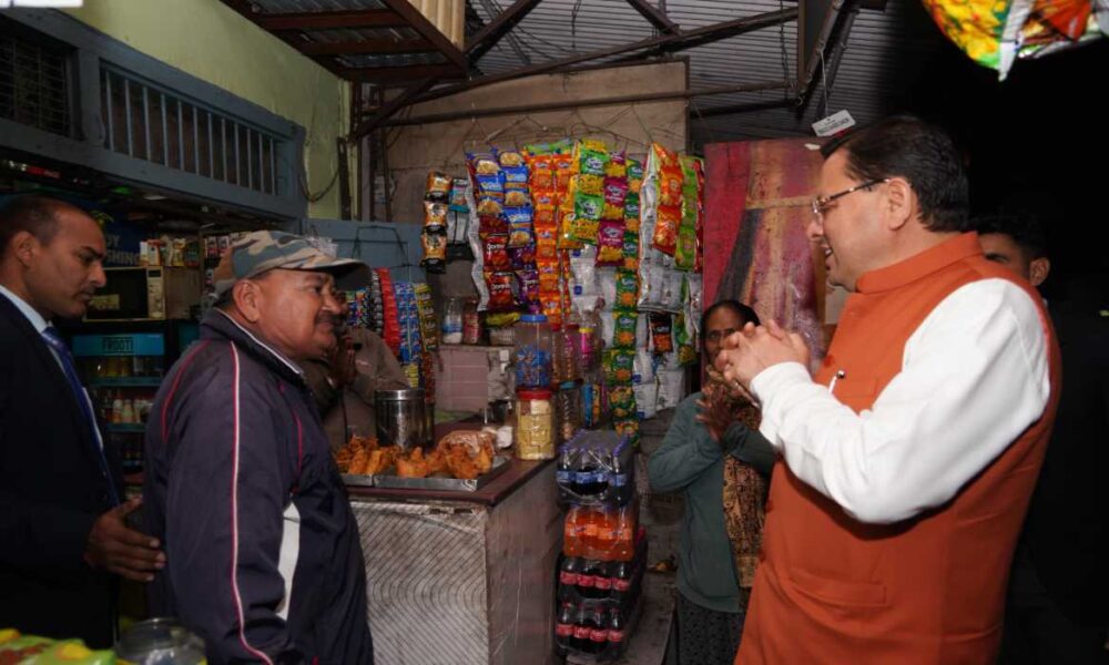 काफिला रोक, लोगों से मिलने पहुंचे मुख्यमंत्री पुष्कर सिंह धामी